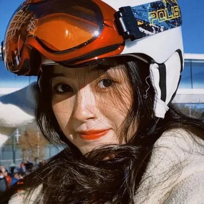 走在雪地上的人